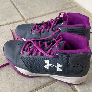 Under Armour basketball shoes - size 6